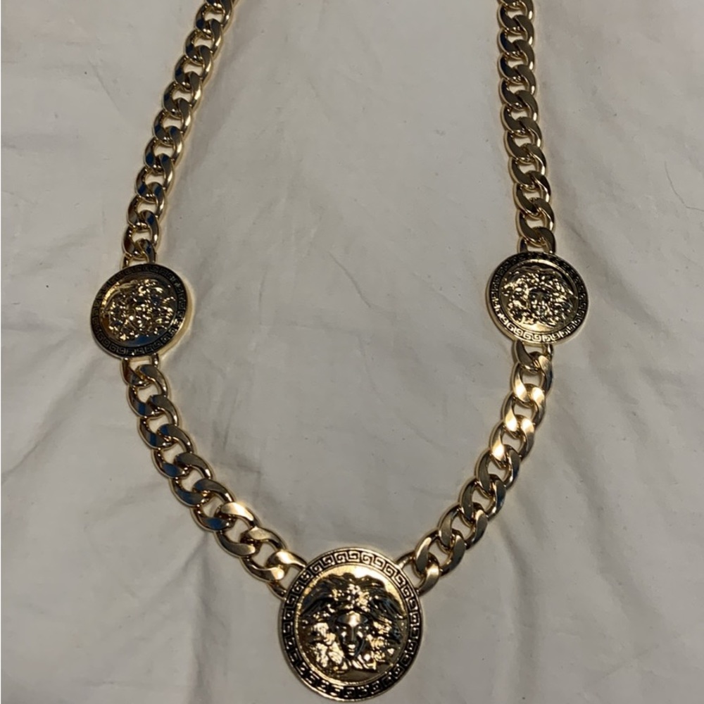 Madusa gold chain coloured
